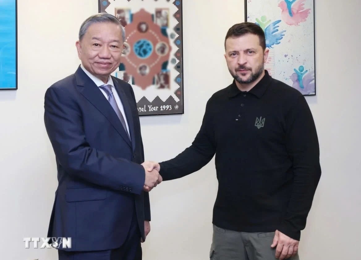 Party General Secretary and President To Lam of Vietnam meets President Volodymyr Zelensky of Ukraine in New York on September 24 on the sidelines of the High-Level Week of the 79th UN General Assembly. (Photo: VNA)