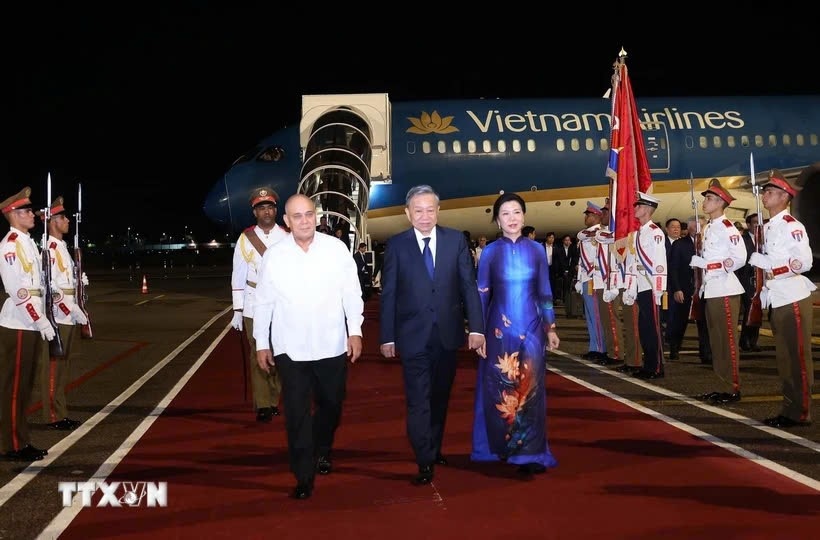 Roberto Morales Ojeda, Permanent member of the Secretariat of the Communist Party of Cuba Central Committee, welcomes Party General Secretary and President To Lam and his spouse at Jose Marti International Airport in Havana on September 25 evening. (Photo: VNA)
