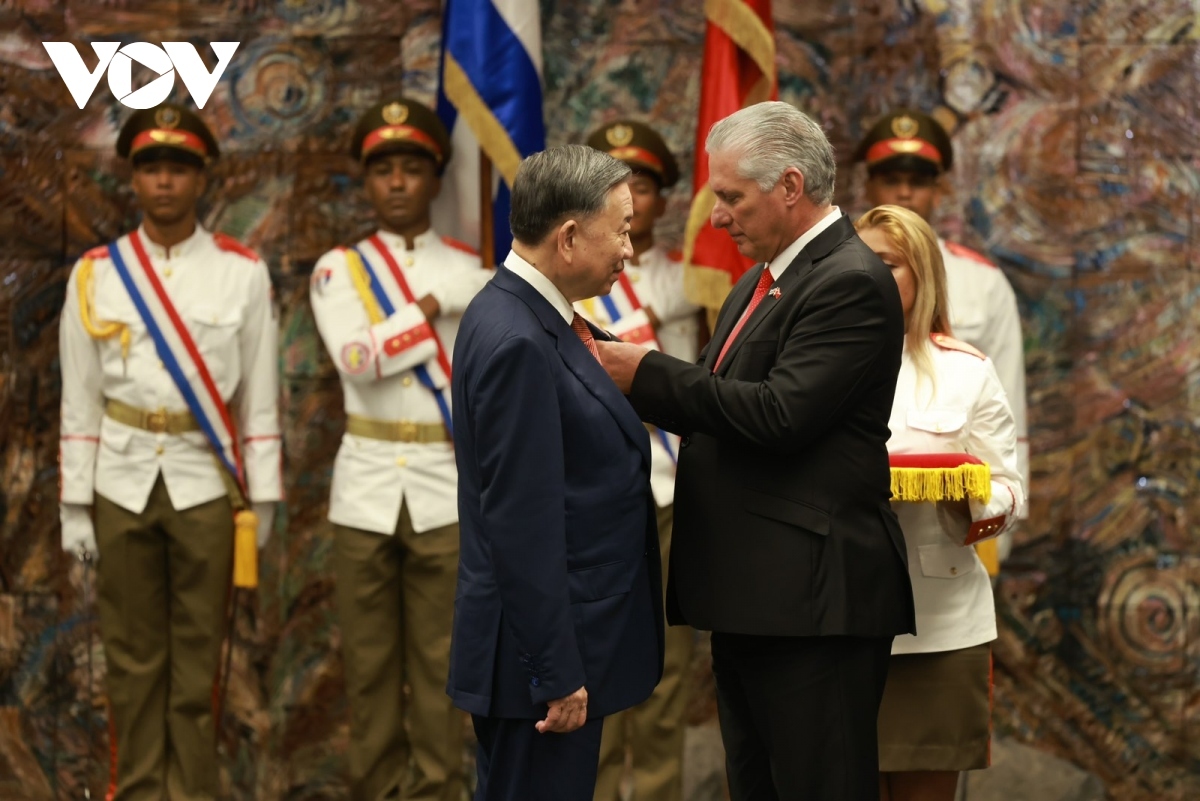 First Secretary of the Communist Party of Cuba Central Committee and President Miguel Diaz-Canel Bermudez (R) presents Vietnamese Party General Secretary and President To Lam with Cuba’s Jose Marti Order in in recognition of his contributions to the development of the solidarity and friendship between the Parties, States, and peoples of Cuba and Vietnam.