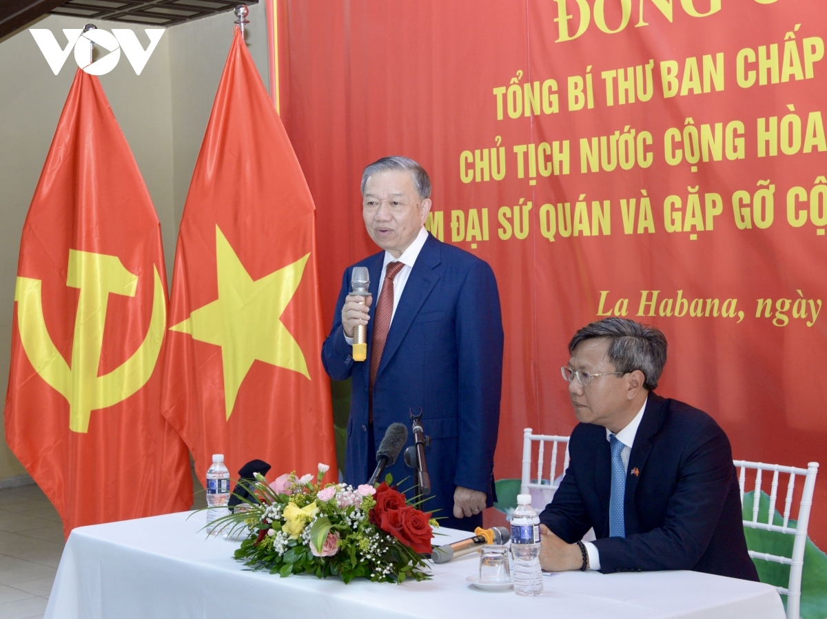 Party General Secretary and State President To Lam (standing) meets with staff members of the Vietnamese Embassy in Havana and representatives from the Vietnamese community in the Caribbean state on September 26 (local time).