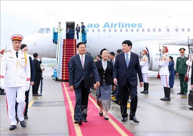 Politburo Member and Standing Secretary of the Party Central Committee Luong Cuong welcomes General Secretary of the Central Committee of the Lao People’s Revolutionary Party and President of Laos Thongloun Sisoulith and his spouse at Noi Bai International Airport.