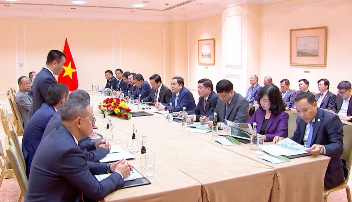 Vietnamese National Assembly Chairman Tran Thanh Man and representatives of Vietnamese businesses operating in Russia at their meeting in Moscow on September 9.