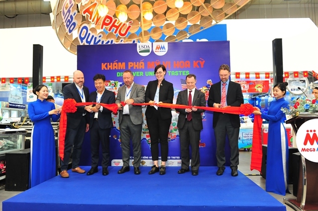 The USDA Undersecretary for Trade and Foreign Agricultural Affairs Alexis, Bruno Jousselin, managing director of MM Mega Market Vietnam, and other delegates inaugurate the “United Tastes - Khám Phá Mỹ Vị Hoa Kỳ” at MM An Phu supermarket in HCM City on September 9. (Photo Courtesy of MM Mega Market)
