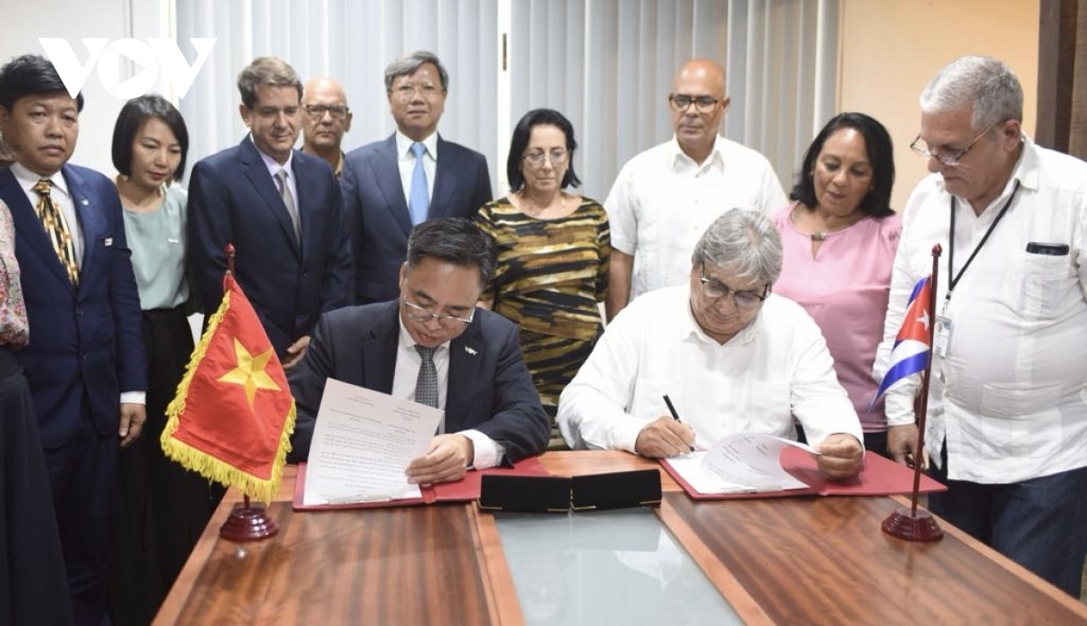Voice of Vietnam Radio (VOV) Vice President Pham Manh Hung (L) and Cuban Institute of Information and Social Communication (ICS) President Alfonso Noya Martínez sign the new cooperation agreement between the two media agencies in Havana during Hung's working visit from September 1-7.