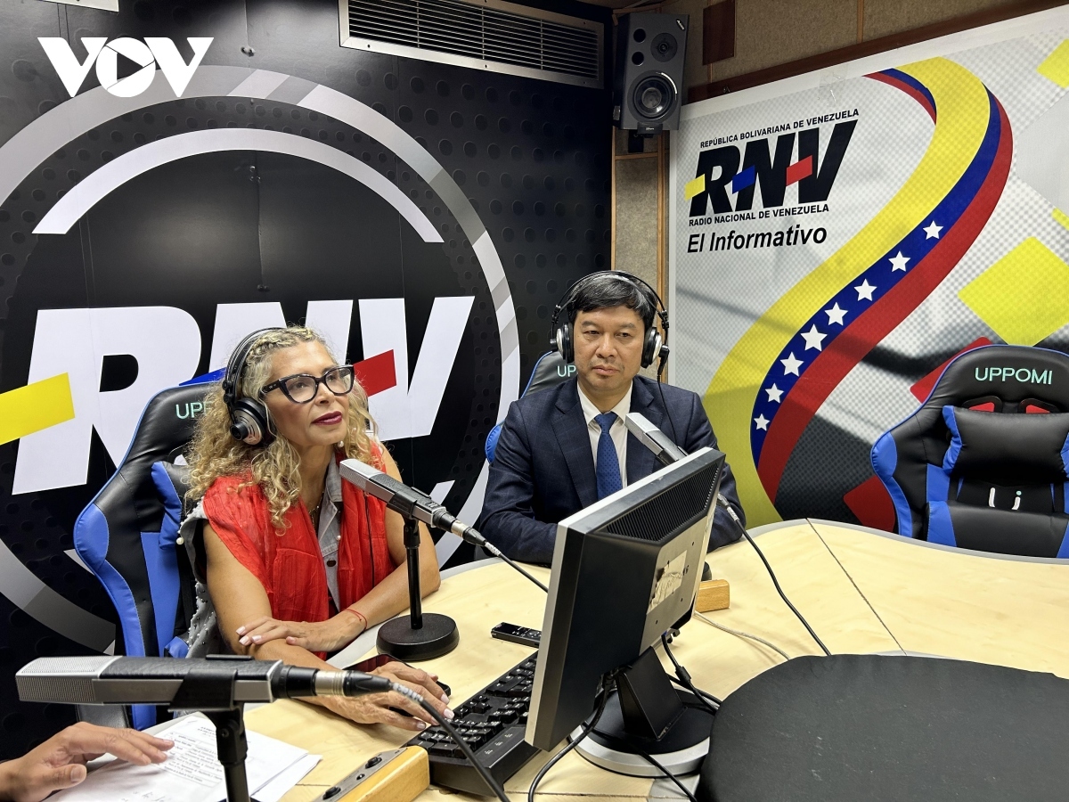 VOV Vice President Ngo Minh Hien (R) takes part in a live broadcast of National Radio of Venezuela, talking about cooperation between VOV and media agencies of Venezuela, including the national radio. 