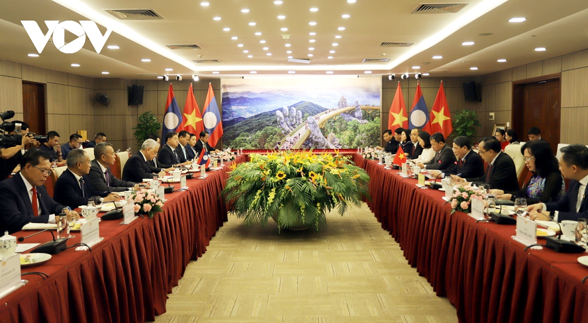 Vietnam National Assembly Vice Chairman Nguyen Duc Hai and his Lao counterpart Sommad Pholsena during talks in Quang Nam on September 4.