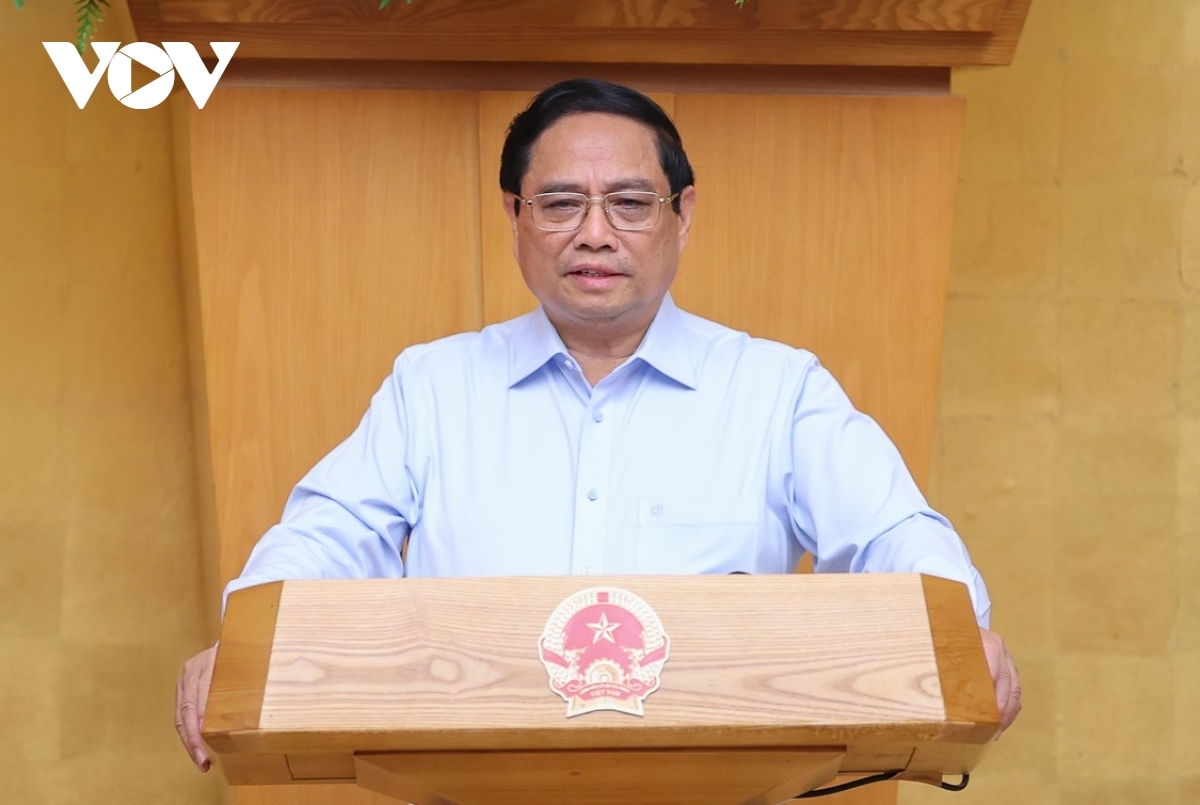 Prime Minister Pham Minh Chinh calls for more efforts to raise economic growth in 2024 and 2025 to compensate slow growth in the previous three years due to the impact of the COVID-19 pandemic.