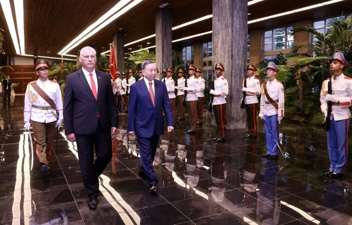 First Secretary of the Communist Party of Cuba Central Committee and President of Cuba Miguel Diaz-Canel Bermudez and Party General Secretary and President To Lam of Vietnam review the guard of honour during the welcoming ceremony held at the Palace of the Revolution in Havana on September 26. (Photo: VNA)