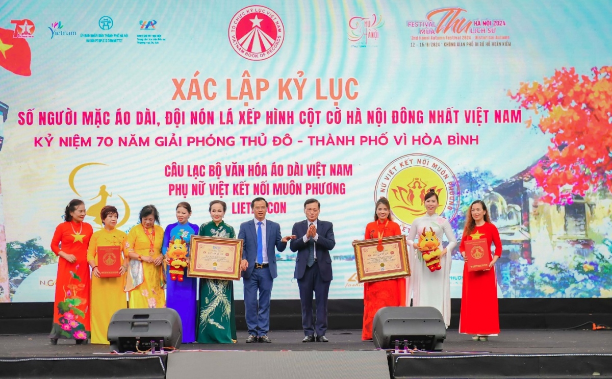 700 women in Ao Dai set new Vietnamese record. (Photo: vtcnews.vn)