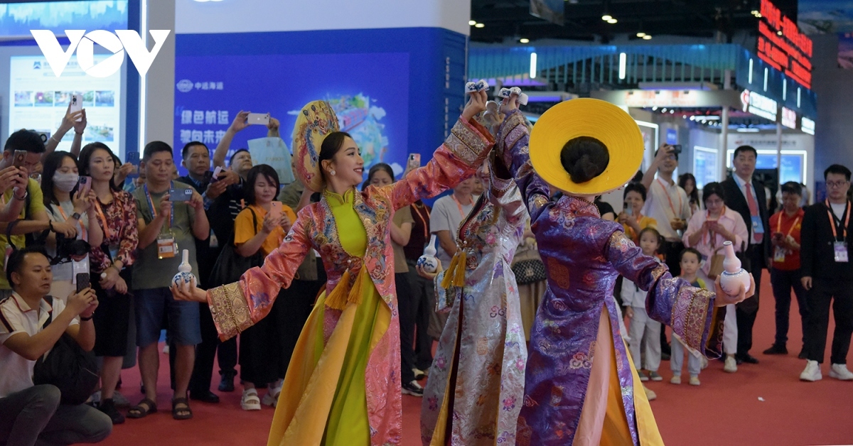 A performance featuring the UNESCO-recognised Hue royal court music is put on by Vietnamese artists to impress visitors.