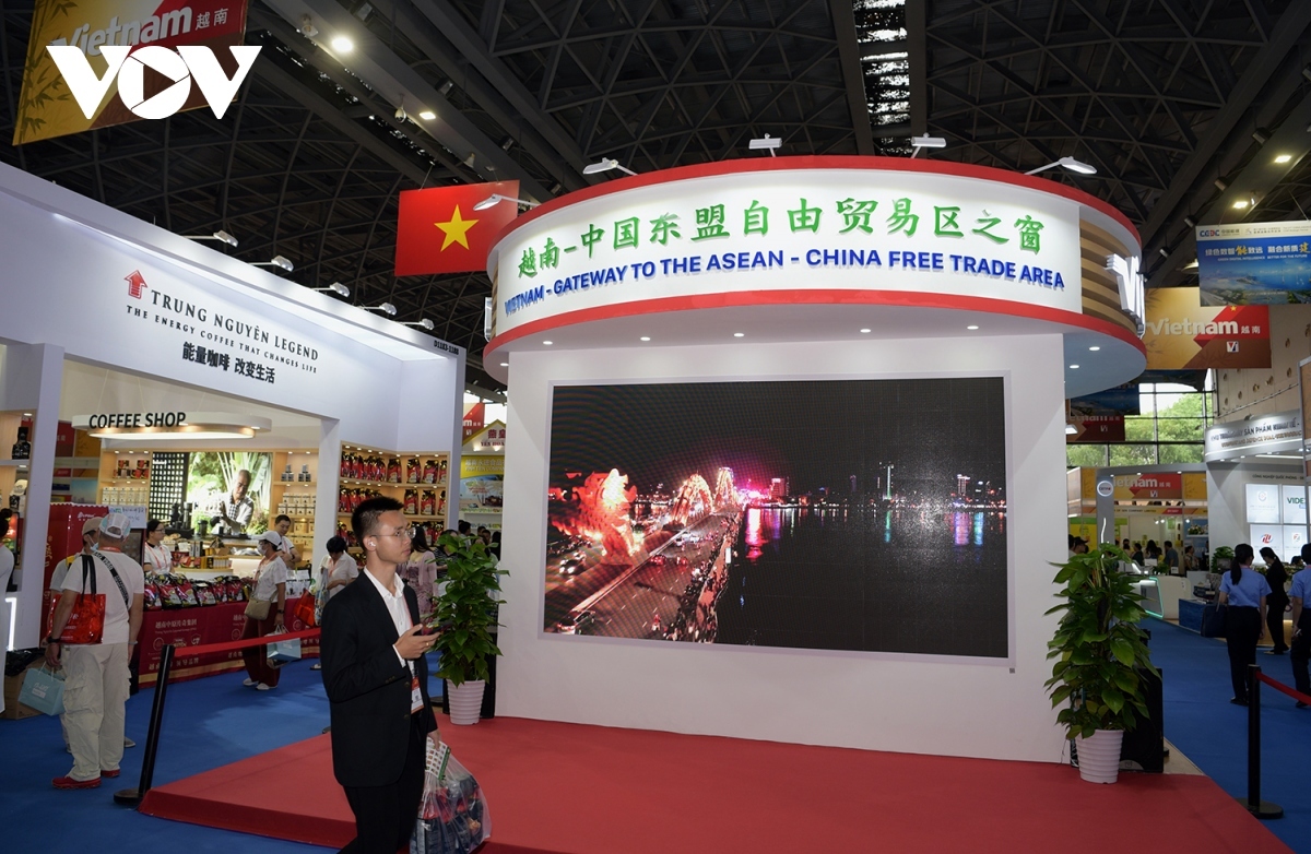 As many as 120 Vietnamese companies showcase various quality products and services at some 200 booths set up at the event.