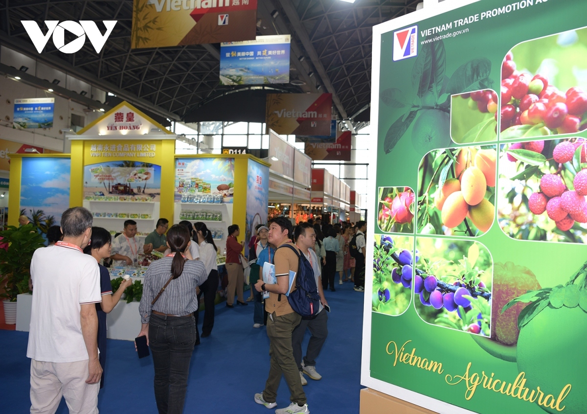 The local agricultural products on show draw plenty of attention from visitors.