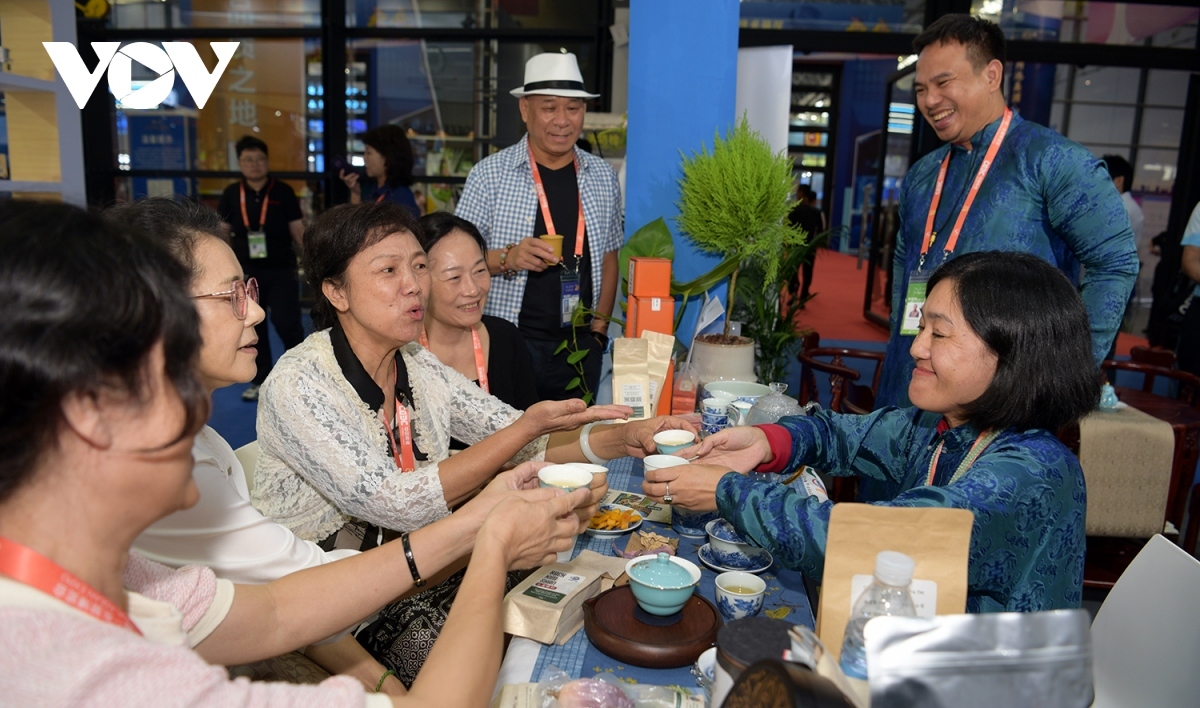 Chinese customers sample tea at a booth of Quang Ninh province.