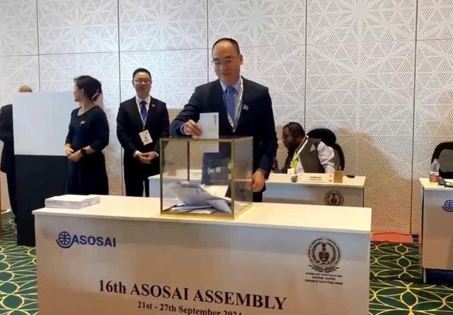 Deputy Auditor General Bui Quoc Dung casts a ballot at the meeting.