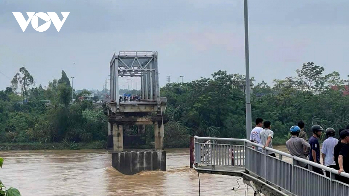 Around 10 a.m. on September 9, the Phong Chau bridge in Phu Tho province suddenly snaps in two, with two spans and vehicles falling into the river.