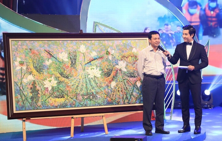 A painting is sold for VND200 million at the auction. All donations will be given to the Central Relief Committee under the Vietnam Fatherland Front (VFF) to promptly deliver to people in flood-affected areas.