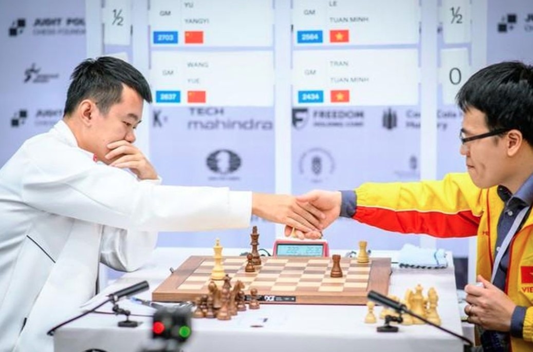 In the final match of the sixth round, Grandmaster Le Quang Liem, world No. 14 with an Elo score of 2.434, trounces Ding Liren, the world champion in 2023 with an Elo score of 2.800. (Photo courtesy of FIDE)