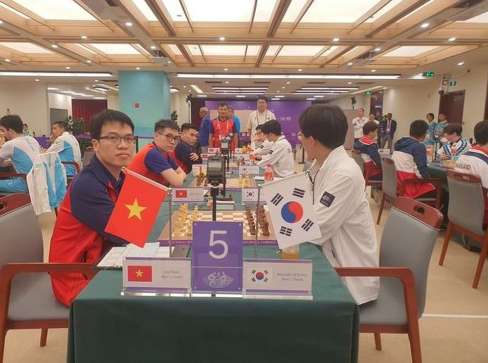 GM Le Quang Liem (L) will compete in the 45th Chess Olympiad 2024. (Photo: nld.com.vn)