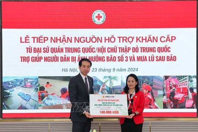 Chinese Ambassador to Vietnam He Wei (L) hands over the donation to VNRC President Bui Thi Hoa at a ceremony in Hanoi on September 23.