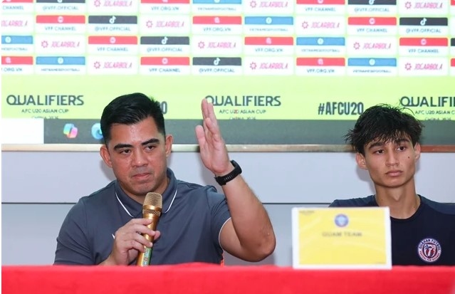 Coach Dominic Tacadina of U20 Guam aims to beat the Vietnamese team in Group A of the 2025 AFC U20 Asian Cup qualifiers. (Photo: vtcnews.vn)