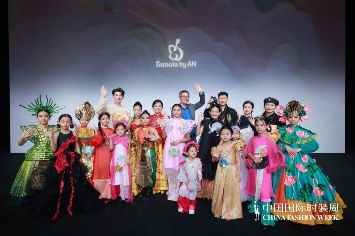Designs inspired by Vietnamese fairy tales hit Chinese stage. (Photo courtesy of China fashion week)