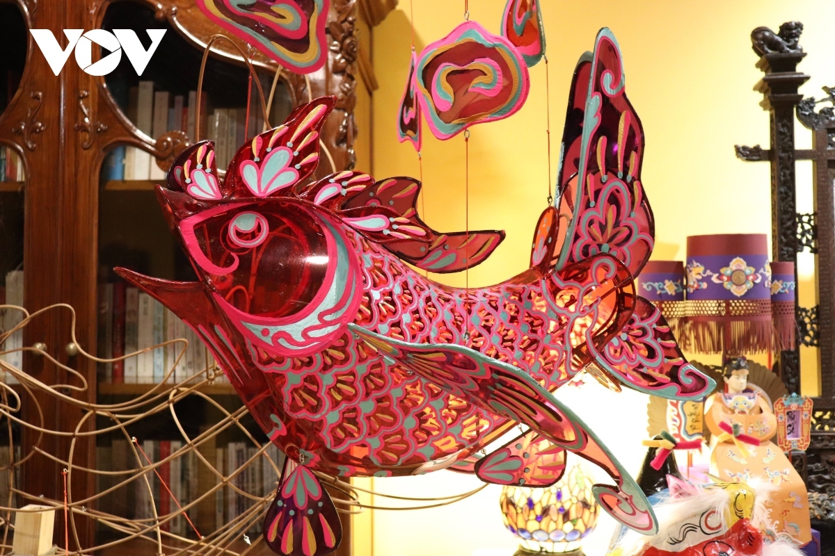 Many artisans spend hundreds of working hours on creating traditional lanterns.