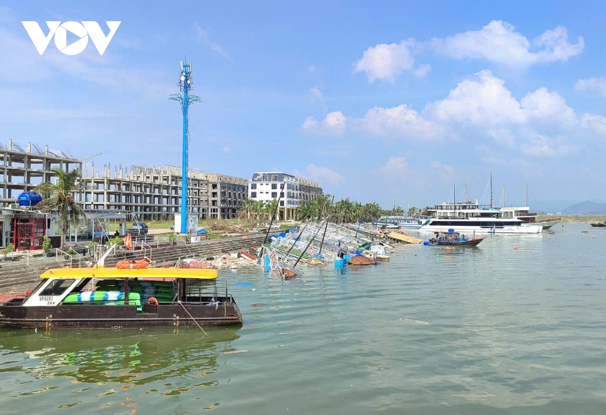 Local authorities urge relevant departments and agencies to immediately implement the campaign, with a specific focus on collecting waste, restoring infrastructure, and salvaging sunken boats.