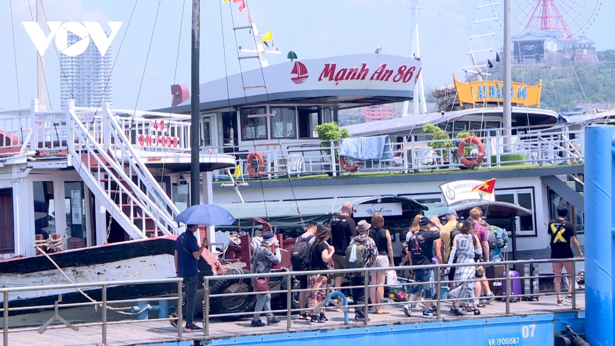 In preparation for reopening, tourist boat operators in Ha Long Bay have focused on maintenance and safety checks in a bid to ensure that their vessels are fully ready to opearte.