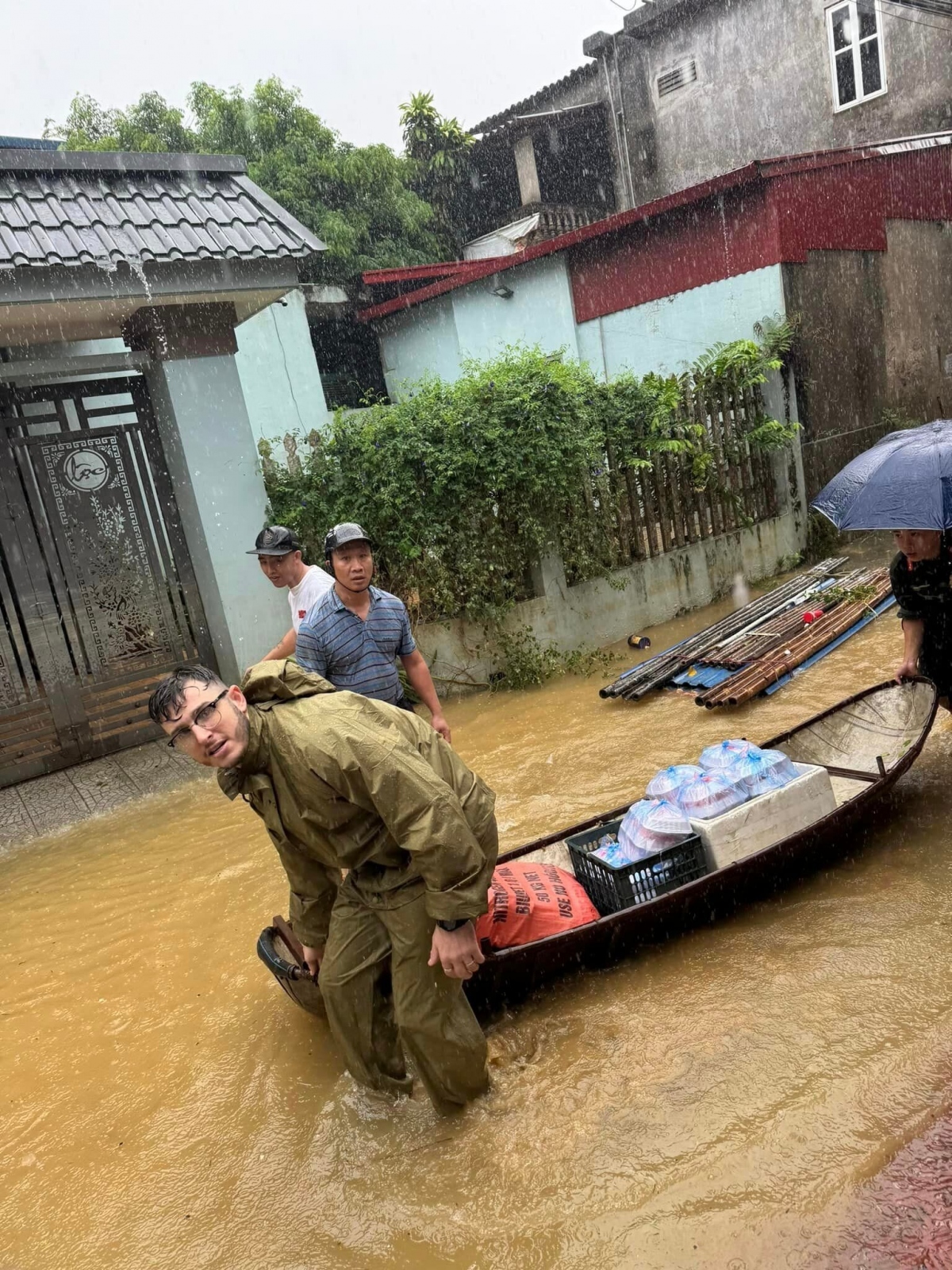 The volunteer shares that he wants to do everything possible to support the needy in flooded areas. (Photo: Facebook page)