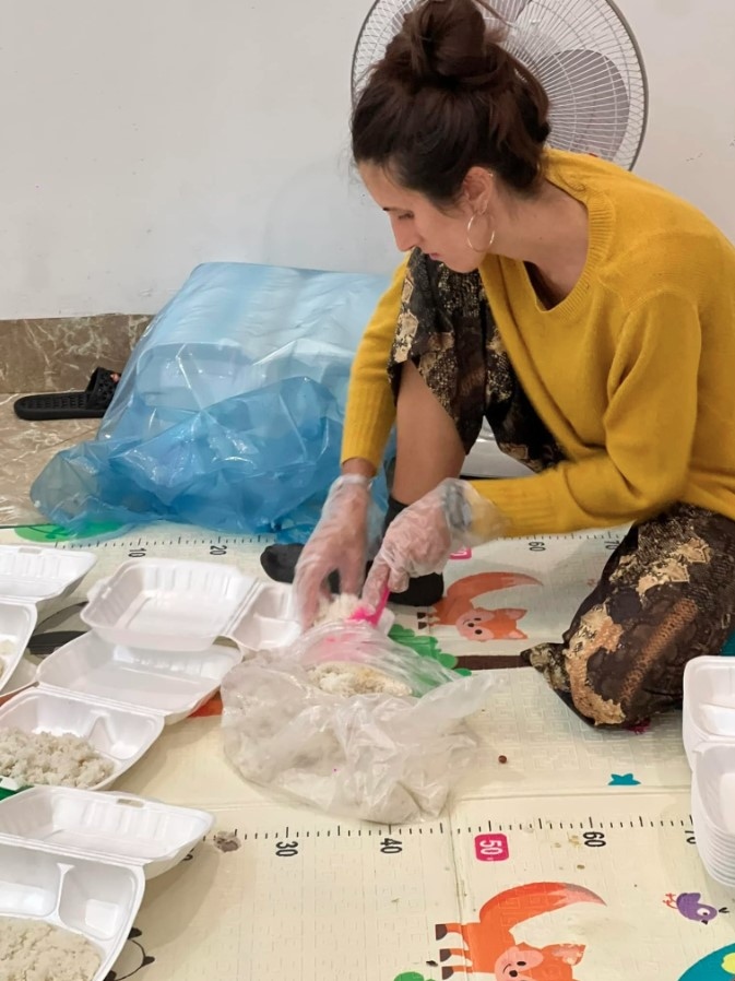 The foreign tourists hope that their work will help flood victims to overcome the difficulties they face. (Photo: Facebook page)