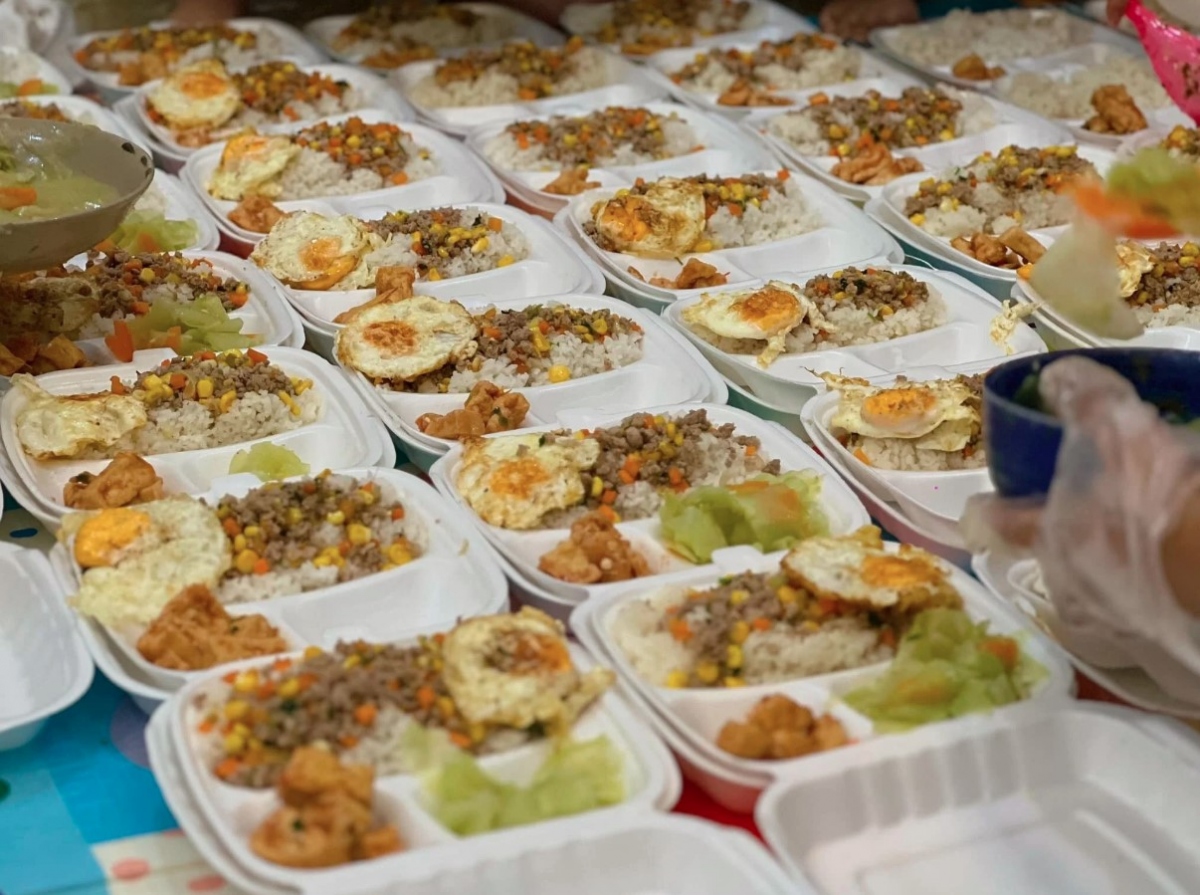 The Spanish friends have prepared hundreds of meals for locals in Lao Chai village of Lao Cai city. They have cooked 400 meals of sticky rice with sesame salt to send to the landslide-affected area in Bao Yen district of Lao Cai province. (Photo: Facebook page)