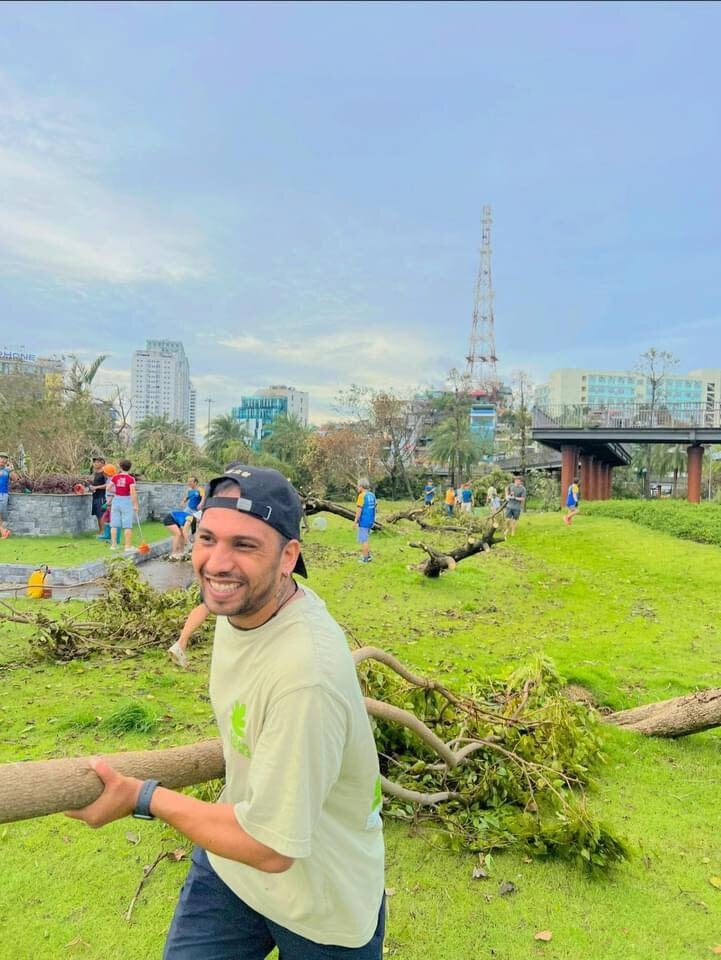 In Quang Ninh province, many foreigners join volunteers to remove fallen trees after typhoon Yagi. (Photo courtesy of Hoang Quyet Thang)