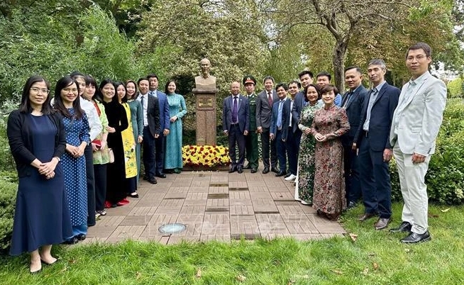 Vietnamese Ambassador to France Dinh Toan Thang, Ambassador Nguyen Thi Van Anh, Permanent Representative of Vietnam to the UNESCO, and staff of Vietnamese representative offices in the country lay a wreath at President Ho Chi Minh’s Monument at Montreau park
