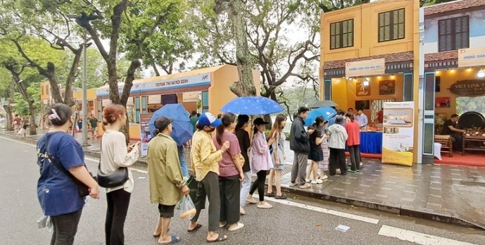 Tourists experience the culture of queuing during the subsidy period at the Hanoi Autumn Festival. (Source: laodongthudo.vn)