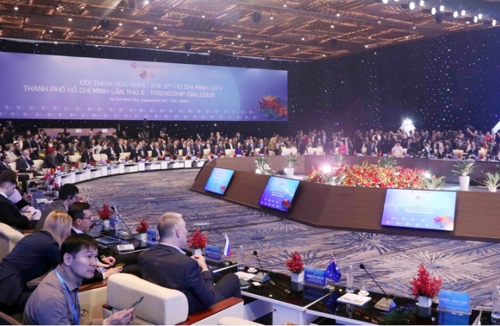 Thirty-five delegations from international localities that have set up friendship and cooperative relations with Ho Chi Minh City attend the friendship dialogue.