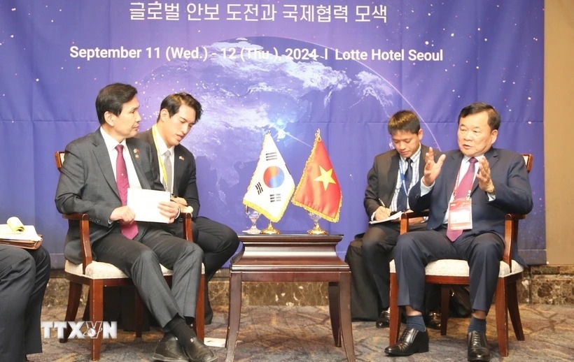 Deputy Minister of National Defense of Vietnam Hoang Xuan Chien (R) meets with his RoK counterpart Kim Seon-ho on the sidelines of the 13th Seoul Defense Dialogue.