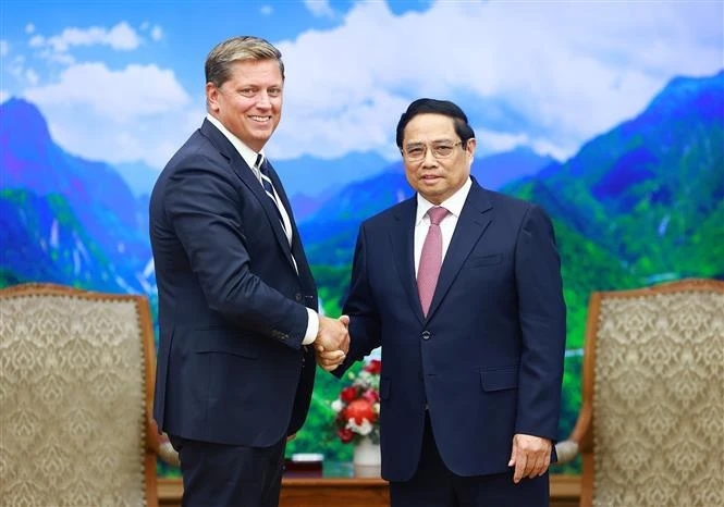 Prime Minister Pham Minh Chinh (R) and Tim Hughes, Senior Vice President for Global Business and Government Affairs of SpaceX, at their meeting in Hanoi on September 6.