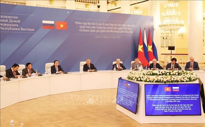 Chairman of the Vietnamese National Assembly Tran Thanh Man (third from left) and Chairman of the State Duma of Russia Vyacheslav Victorovich Volodin (fourth from left) co-chair the third session of the Inter-Parliamentary Cooperation Committee in Moscow on September 9.