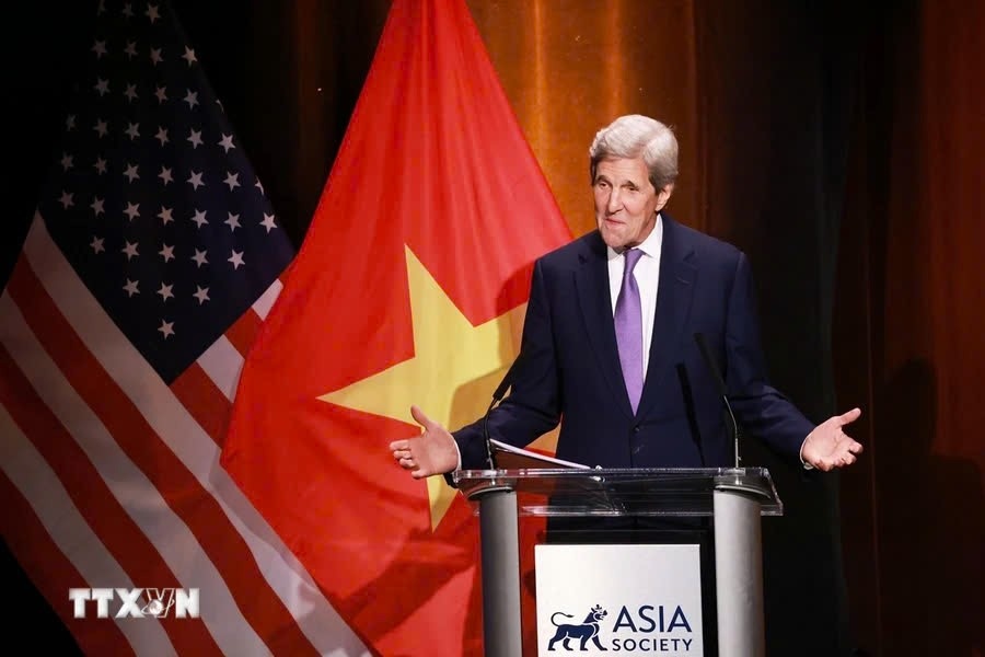 Former US Secretary of State John Kerry speaks at the function. (Photo: VNA)