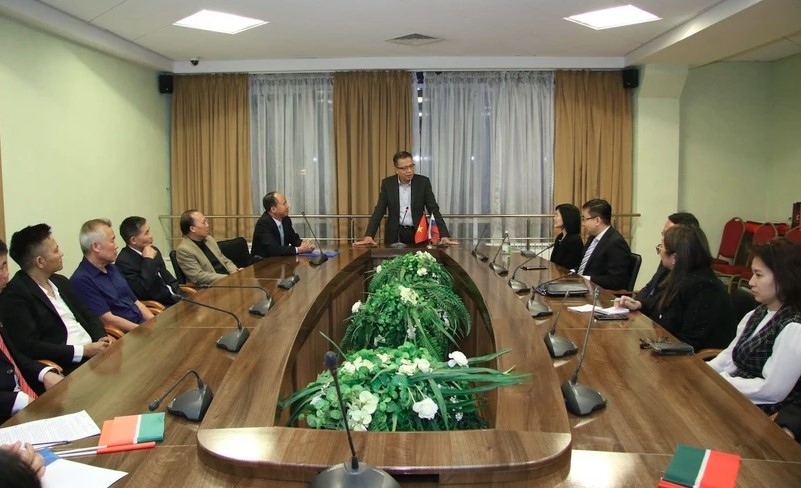 Vietnamese Ambassador to Russia Dang Minh Khoi speaks at a working session with representatives of the Vietnamese community in Kazan city, the Republic of Tatarstan, on September 25.