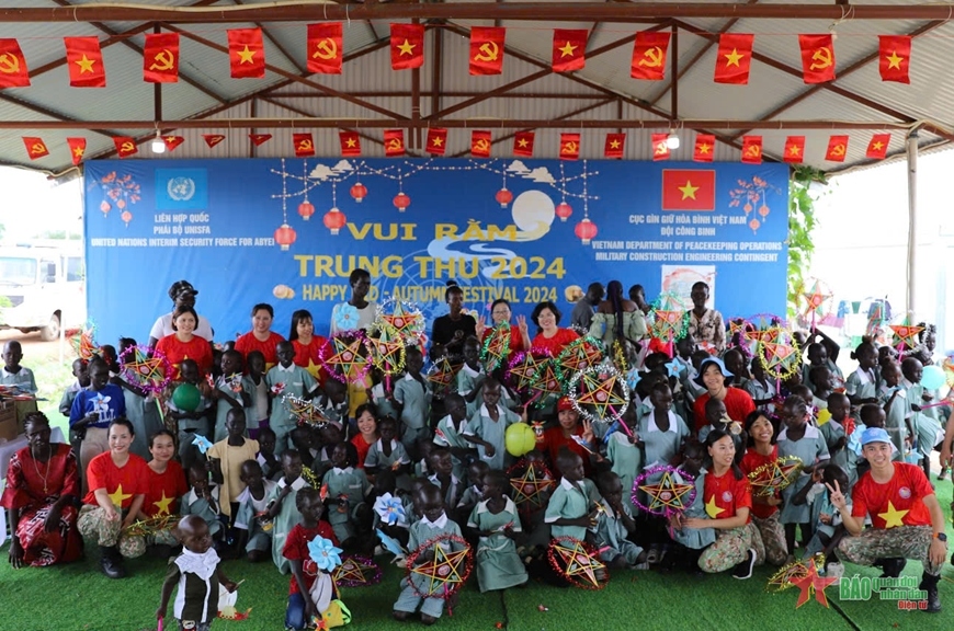 Vietnamese peacekeepers hold a programme aimed at creating a joyful atmosphere for African children during the mid-autumn festival.