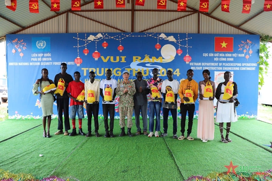 Vietnamese peacekeepers present gifts to 10 students who passed university exams this year.