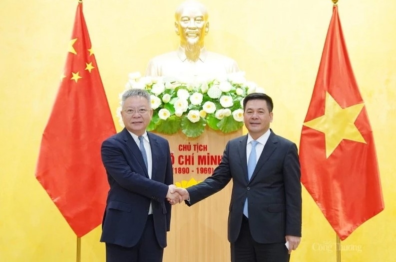 Minister of Industry and Trade Nguyen Hong Dien (R) and China's Minister of Industry and Information Technology Jin Zhuanglong