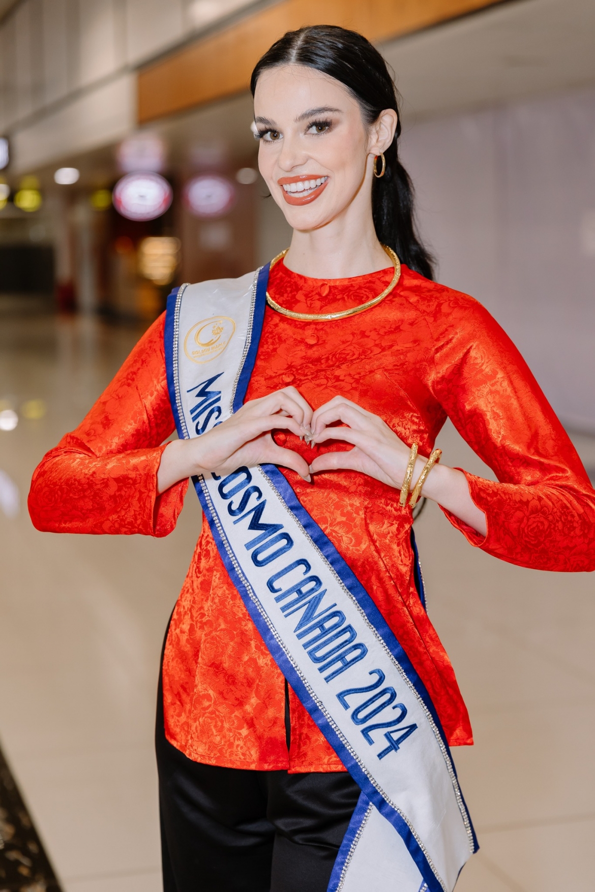 Foreign beauties land at Tan Son Nhat International Airport in Ho Chi Minh City on September 12 as they gear up for the Miss Cosmo 2024 pageant. Photographed is the representative from Canada appearing in an Ao Ba Ba, a traditional outfit of southern Vietnam.