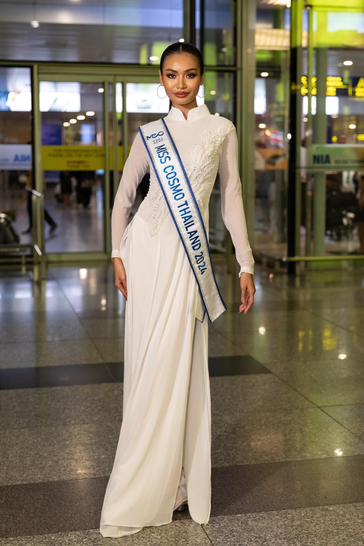 On September 12 the country welcomes contestants from 34 countries and territories worldwide. Miss Cosmo Thailand impresses Vietnamese people, donning a white Ao Dai (traditional long dress).