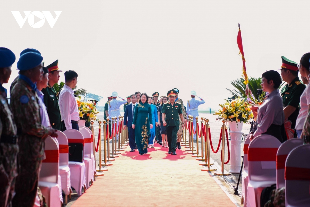 A deployment ceremony for Level-2 Field Hospital Rotation 6 and Engineering Unit Rotation 3 takes place on September 24 at Noi Bai International Airport in the capital. Vice President Vo Thi Anh Xuan attends the ceremony.