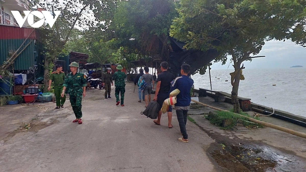 People in rivermouth and flood-prone areas of Mong Cai city (Quang Ninh province) move to safe locations ahead of Yagi landfall