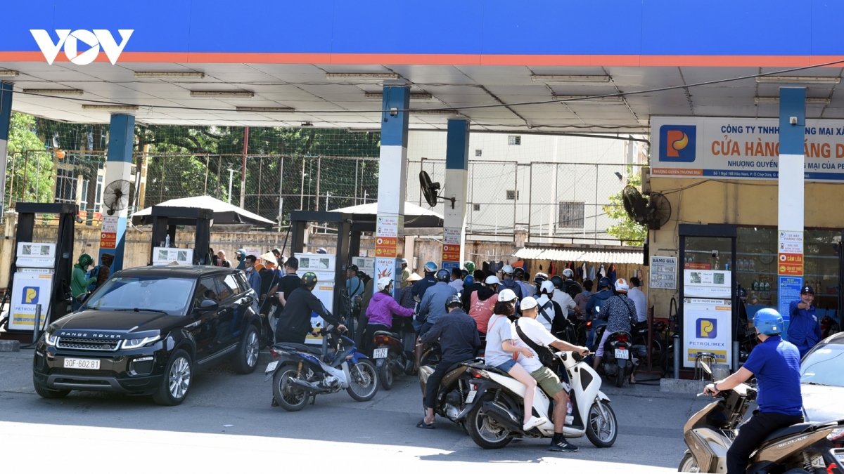 The price of RON95-III, the most commonly used fuel in Vietnam, goes down to VND19,630 per litre as of 3p.m. on September 12.