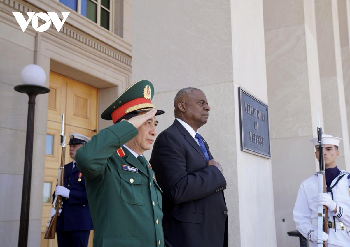 US Defense Secretary Lloyd Austin (R) and his Vietnamese counterpart Phan Van Giang during a welcoming ceremony at the headquarters of the US Department of Defense in Washington DC on September 9 (local time)