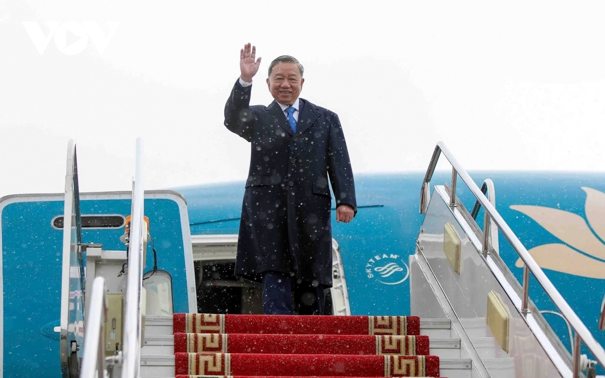 Party General Secretary and President To Lam arrives at Chinggis Khaan International Airport in Ulaanbaatar 
